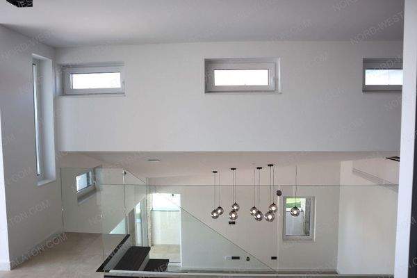 Galerie mit Blick in den zweiten Wohnbereich