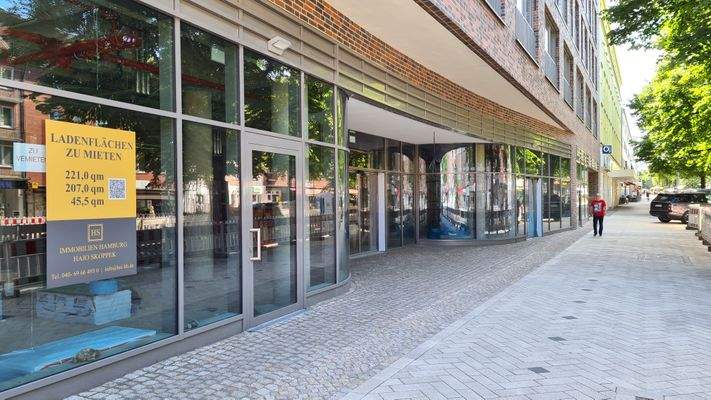 DIE GLASFRONT und DER VORPLATZ