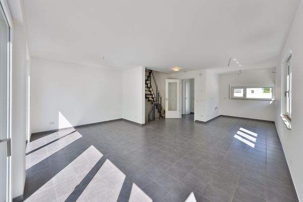 Wohnzimmer eines leerstehenden Hauses