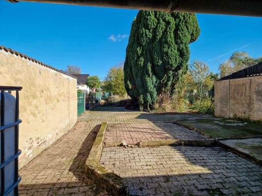 Fläche hinter den Anbauten