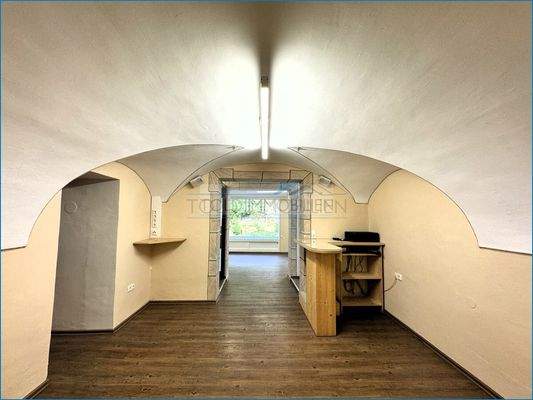 Verkaufsraum 3 - Blick zur Fensterfront