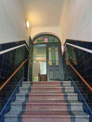 Hauseingang mit Blick ins Treppenhaus