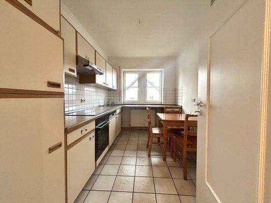 Küche mit Essgelegenheit