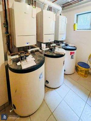 Heizraum (3 Erdgasthermen, 3 Brauchwasserspeicher)