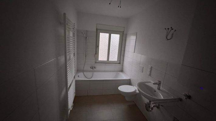 Tageslichtbad mit Wanne und WC.jpeg