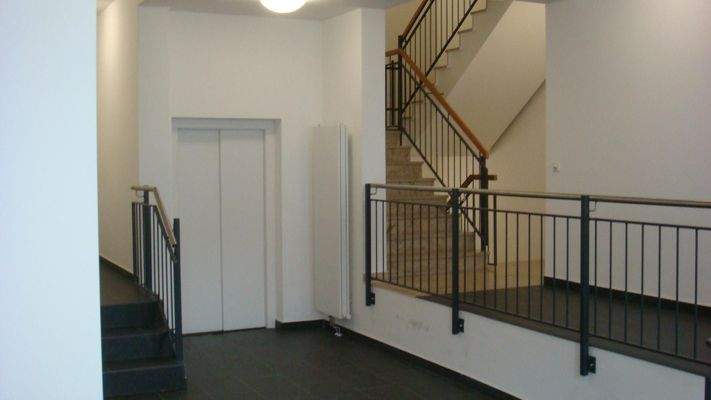 Treppenhaus mit Aufzug