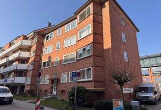 Pflegeleichte Rotsteinfassade mit Ornamenten vorn