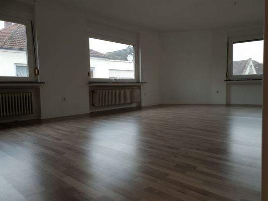 Leerer Raum mit Fenstern