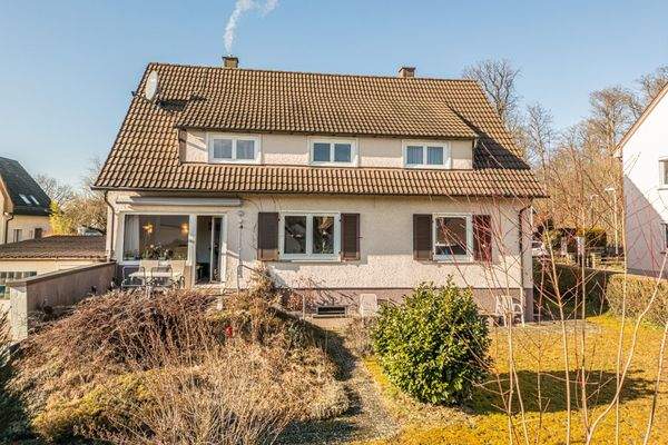 Zweifamilienhaus mit großem Garten