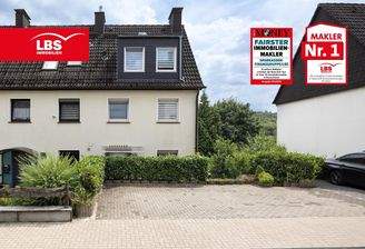 Außenansicht mit drei Kfz-Stellplätzen vor der Tür