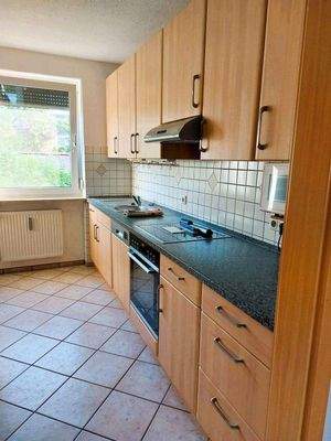 Küche mit moderner, gepflegter Einbauküche