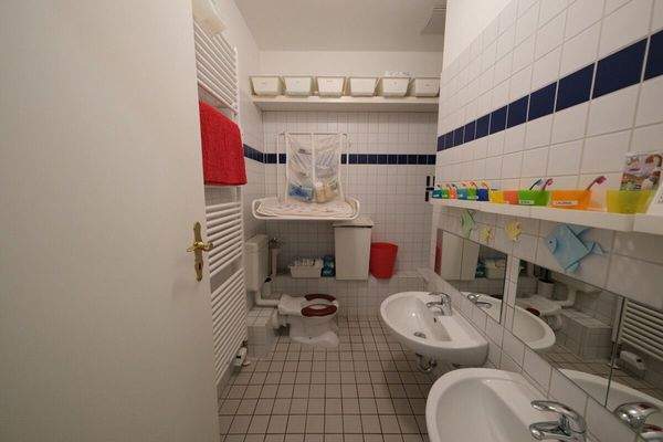 Duschbad mit Waschbecken 