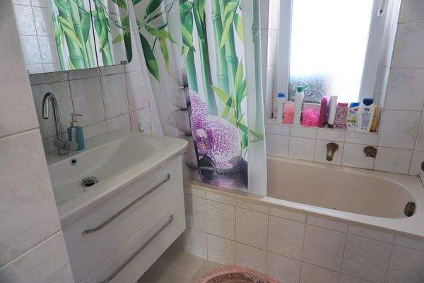 Badezimmer mit Fenster