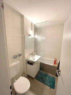 Bad mit Glasduschtrennwand