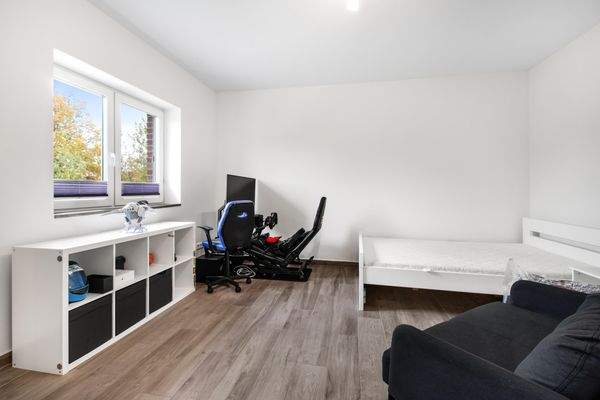 Kind 2 im Obergeschoss