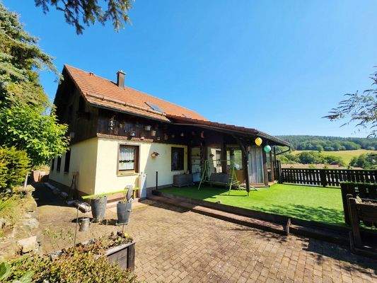 Rückansicht auf die Terrasse und den beheizten Wintergarten