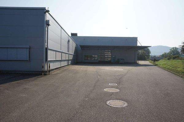 Zwischenhalle mit Großtor