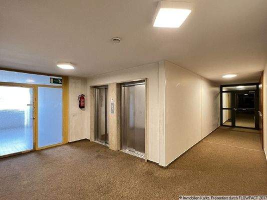 Treppenhaus mit Aufzügen