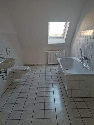 Tageslichtbad mit Wanne