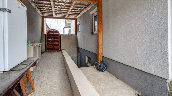 Einfahrtsbereich / Kellerabgang