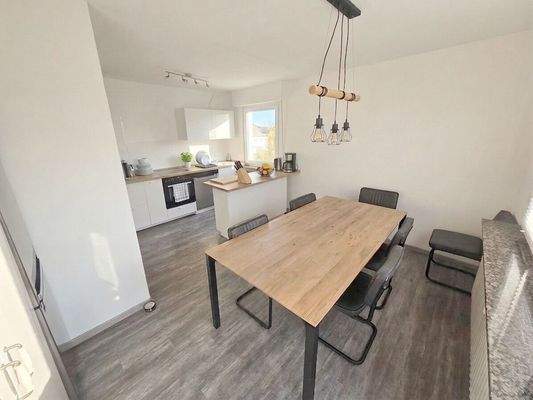 gr. Küche mit Essbereich