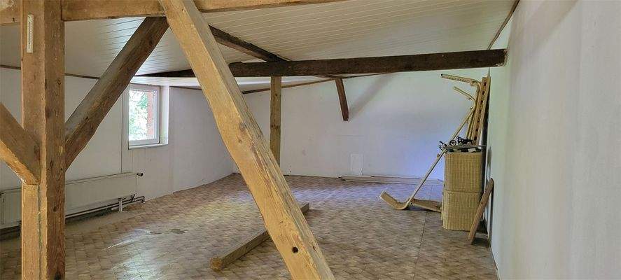 Dachgeschoss mit offener Balke