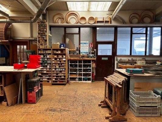 Großer Hallenbereich mit Tageslicht