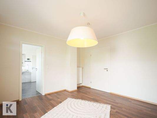 Elternschlafzimmer mit Bad en suite (OG)