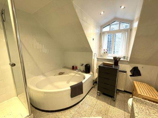 2. von 2 Bädern im Dachgeschoss