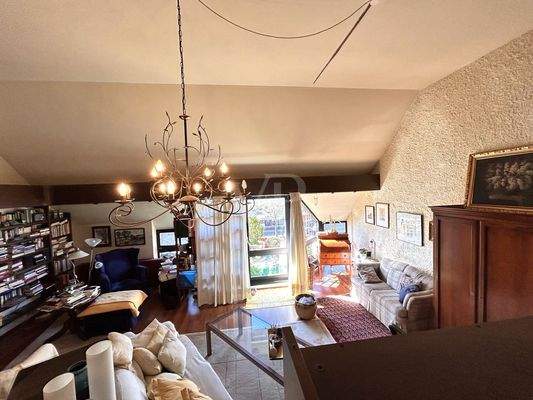 Helles Wohnzimmer mit Balkonzugang