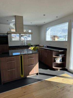 Moderne Küche mit hochwertigen Elektrogeräten