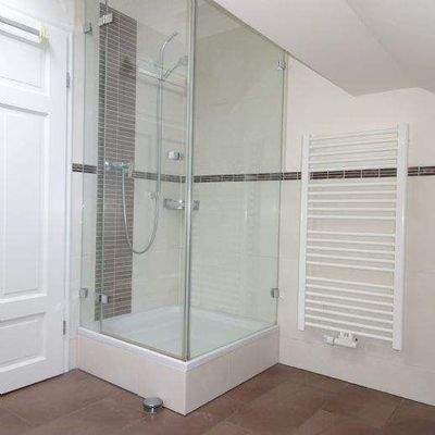 Dusche und Handtuchheizung