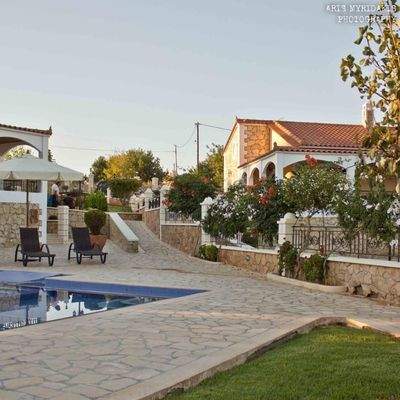 3 Luxusvillen mit Pool in Douliana