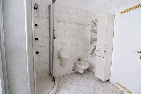 Großes Bad mit Eckwanne und Dusche