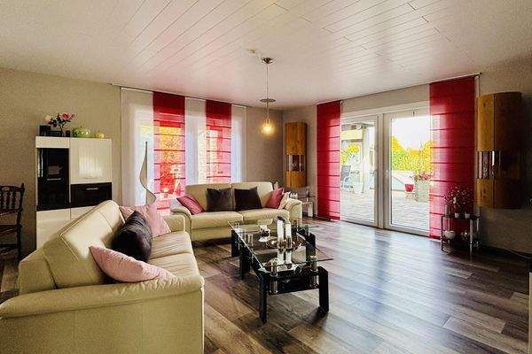 Wohnbereich mit fließender Verbindung zur Terrasse