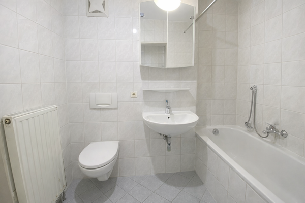 Bad mit neu beschichter Badewanne | Generalgereinigt - Home Staging