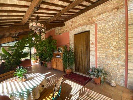 Eingang und Teil der originalen Steinmauer