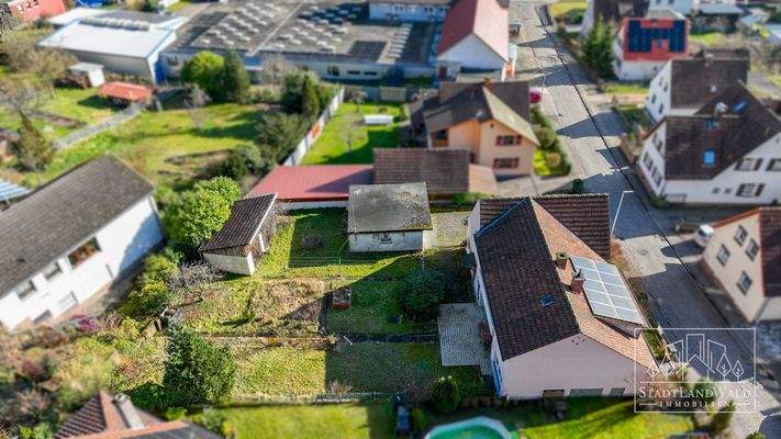 Luftansicht auf Haus und Garten