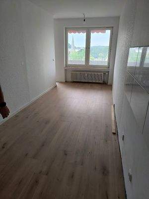 Helles Wohnzimmer mit Aussicht