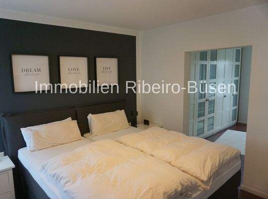 Das Schlafzimmer mit Blick in den Ankleidebereich