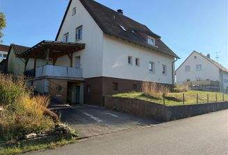 Außenansicht mit Garage und Stellplatz