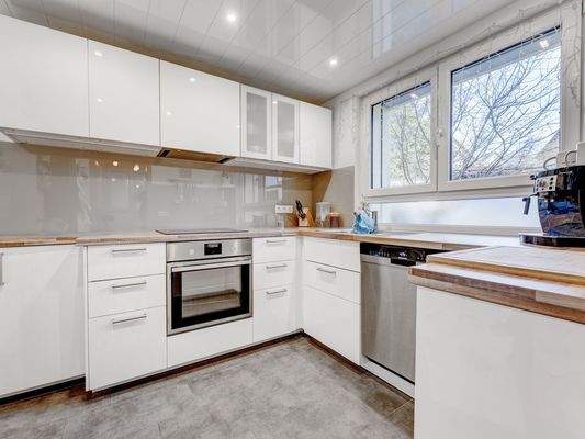 Altbau –  Geräumige Küche in zeitgemäßem Design