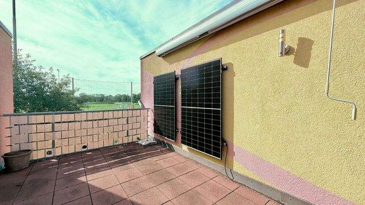 Dachterrasse mit Markise und Balkonkraftwerk