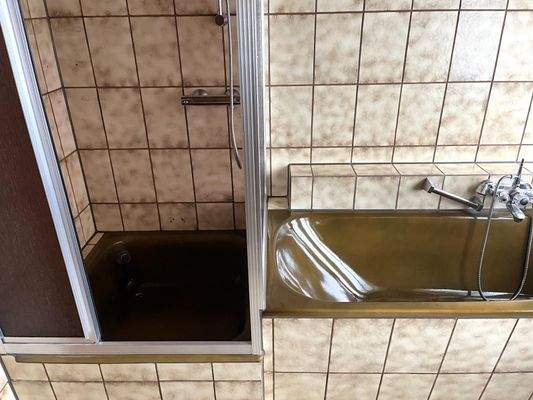 Dusche und Badewanne