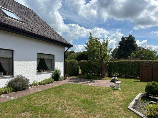 Seitenansicht mit Garten