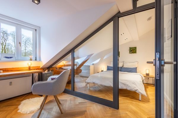 Glaswand zum Schlafzimmer