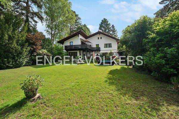 Hausansicht mit Garten