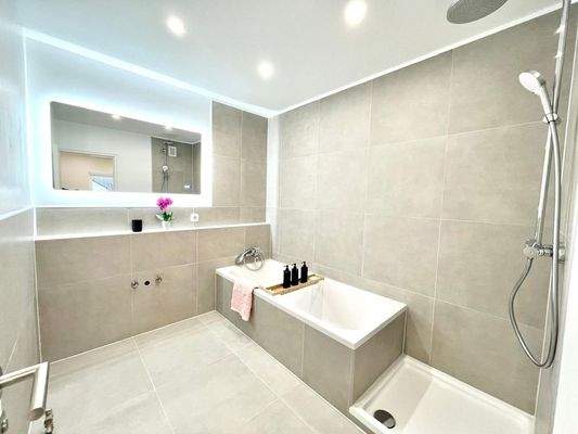 Bad mit Wanne + Dusche