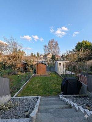 Garten mit praktischem Geräteschuppen