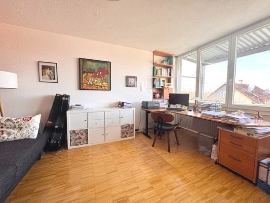Zimmer mit großer Fensterfront (Obergeschoss)